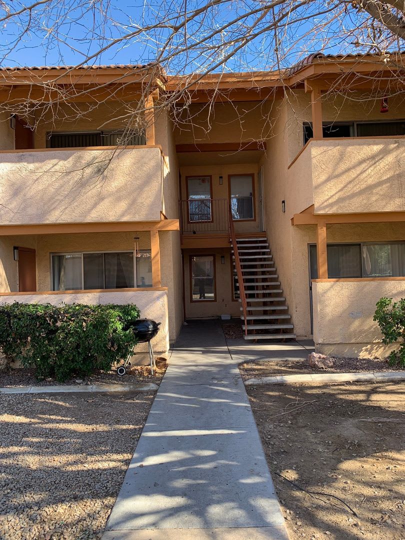 Close to UNLV, Airport, and Las Vegas Strip. GRANITE COUNTERTOPS. Comm. Pool