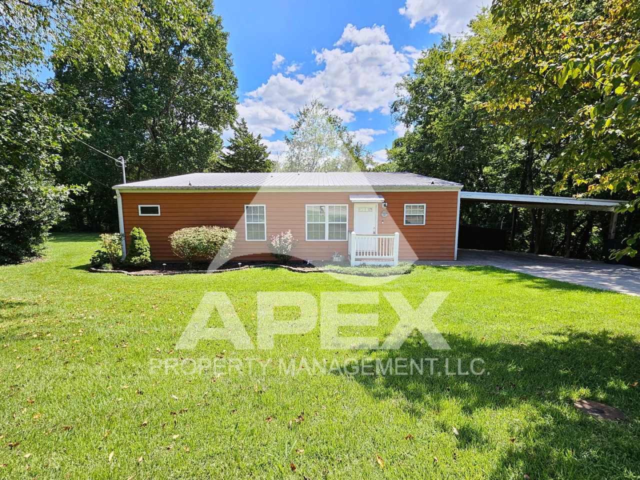 Contemporary Ranch Style 3Bd – 2Ba Single Family Home off Topside Road with convenient access to Maryville or Knoxville!