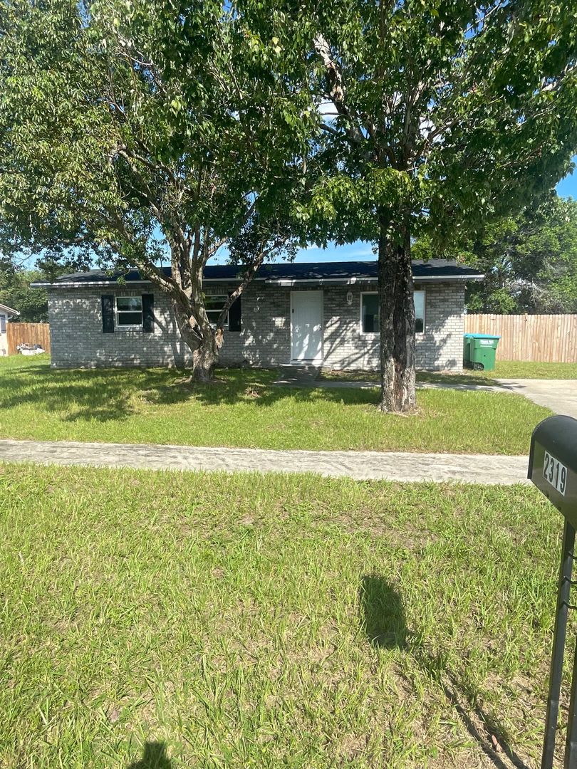 3 Bed 1 Bath Home | Pet Friendly | Fenced Yard | Washer Dryer Hook Ups | Section 8 Welcomed