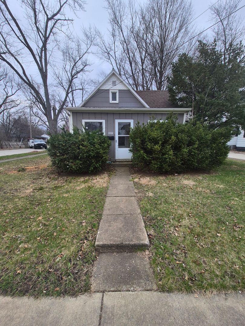 Charming 2 Bed Home with Spacious Backyard!