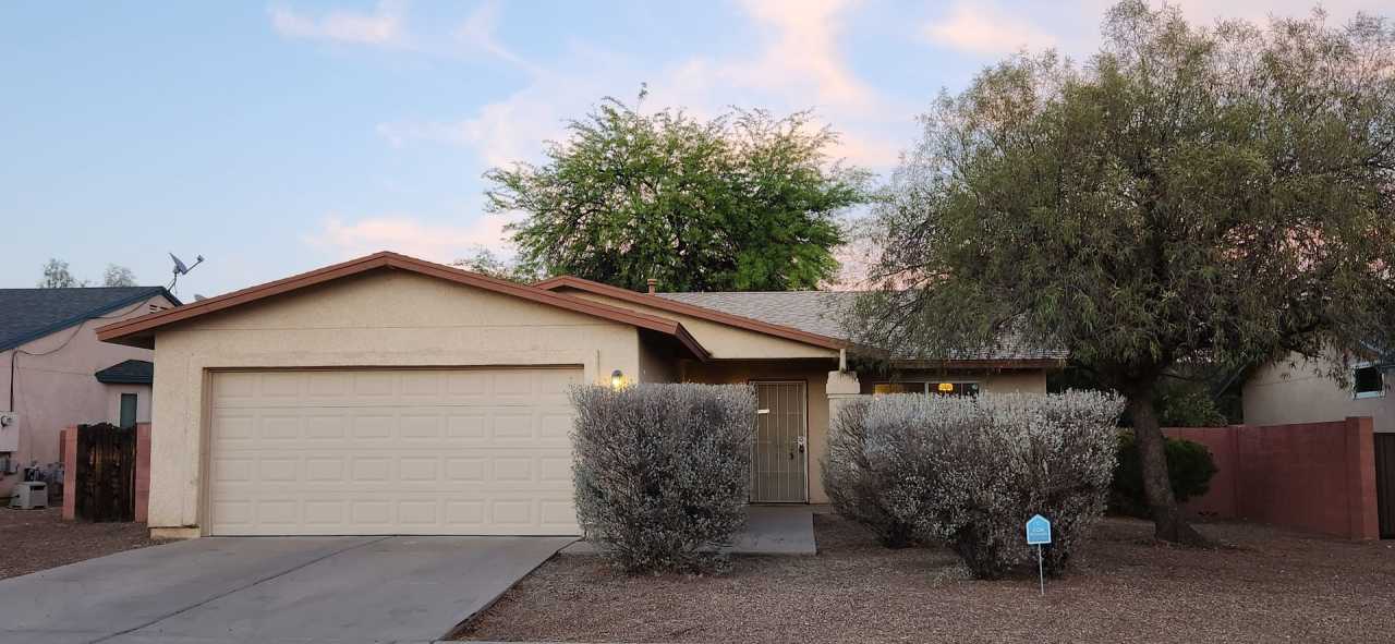 PRICE DROP-Beautifully Renovated 3 Bedroom- Rita Ranch-A/C-Garage-Won't last long!