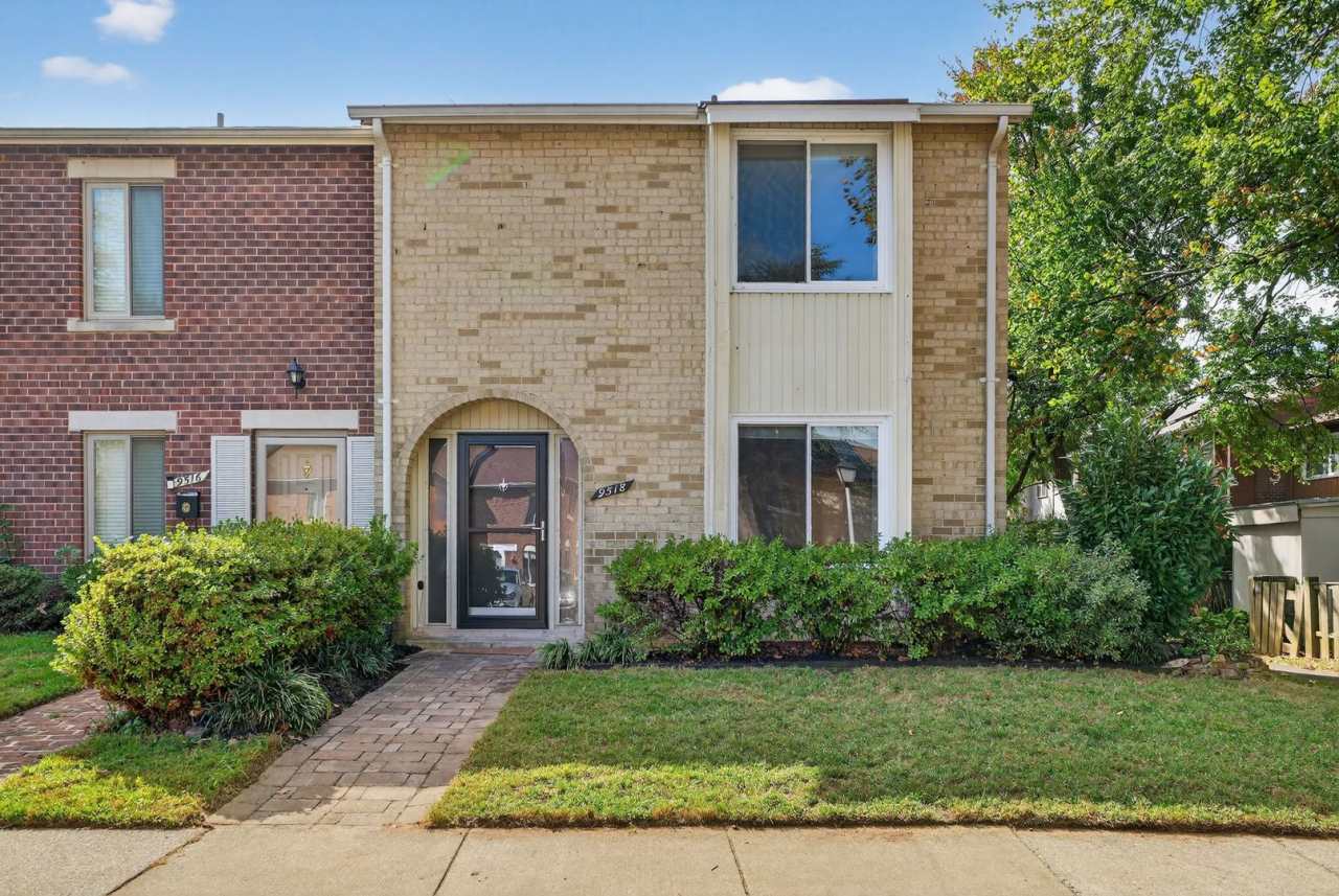 Charming End-Unit Townhome in Sought-After Maryland Place, Gaithersburg