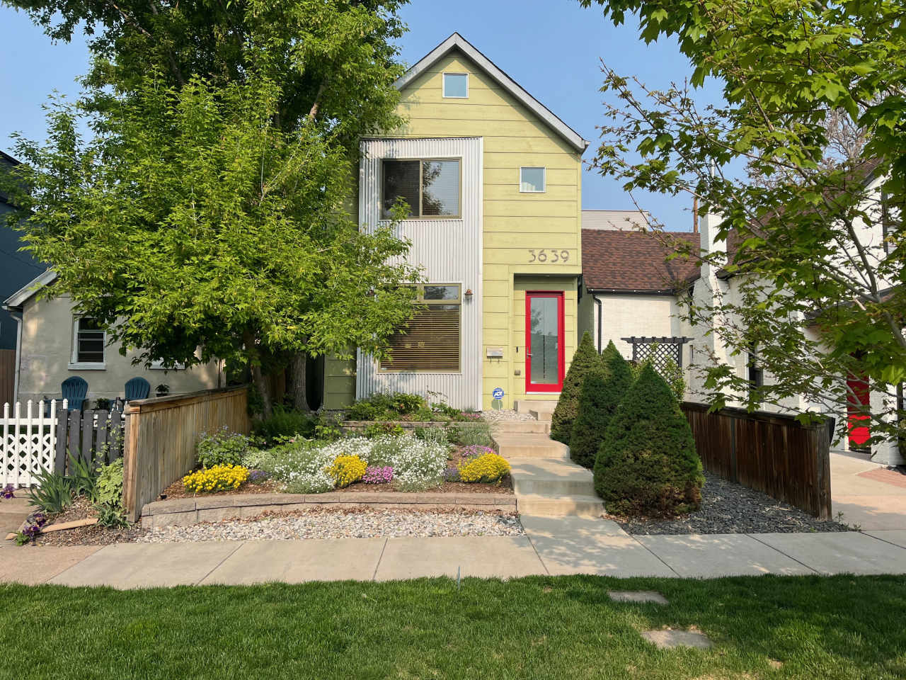 3639 Mariposa St