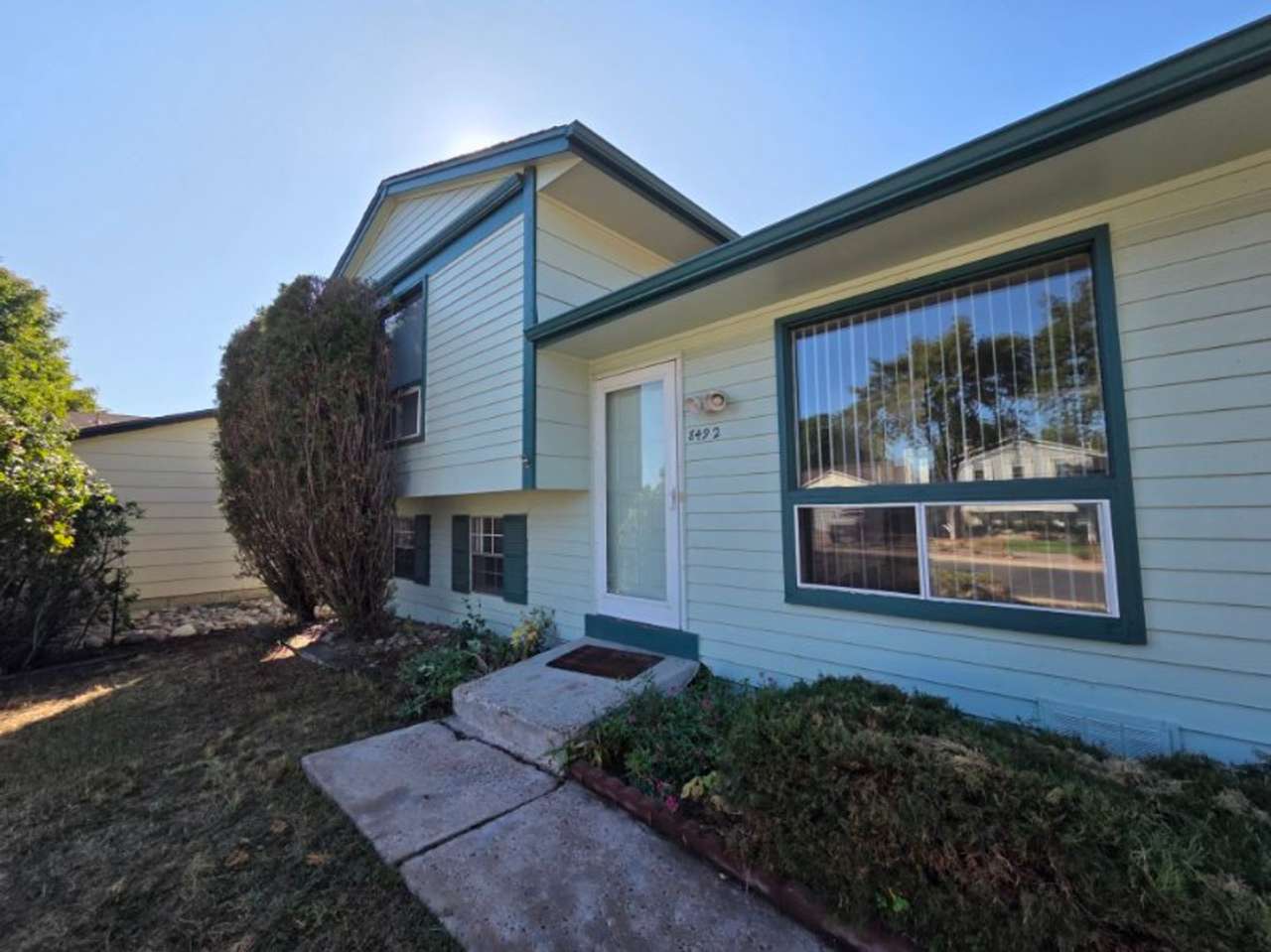 Updated 3 bedroom home at the end of a quiet Culdesac-Available NOW!!