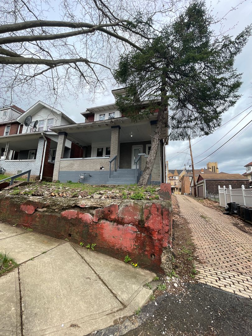 Completely renovated 4 bed 1 bath home near Kennywood Park!