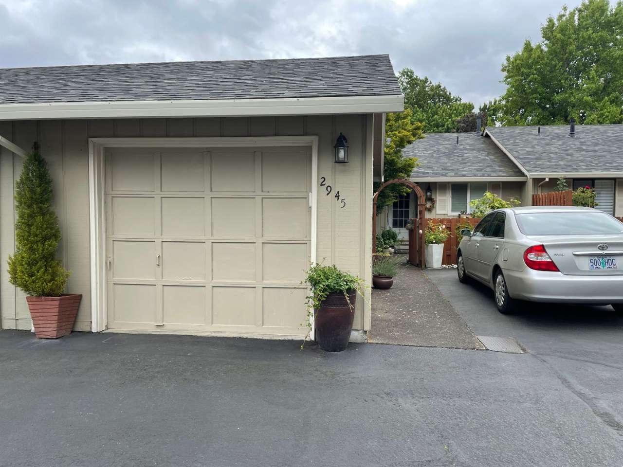 Bright 2 bedroom, 1 bath in a Private community with surrounding amenities in Hillsboro Magnolia Estate!