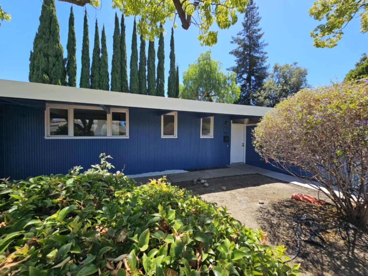 BEAUTIFUL "Blue Bungalow" 4 Bed/3 Bath Home *New Flooring* in Fairmeadow Neighborhood - PALO ALTO