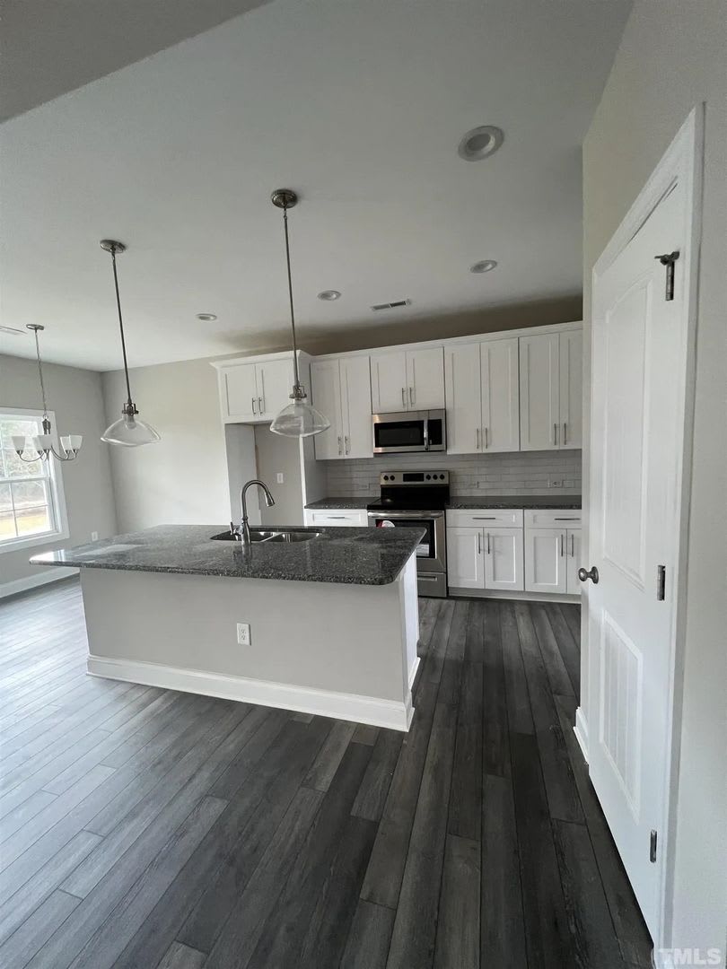 Room in 6 Bedroom Home at Hanover Ct