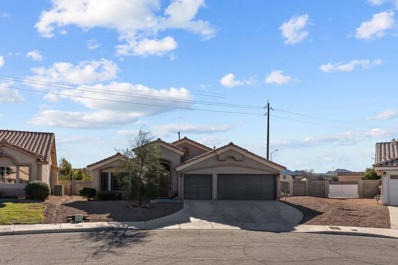 Spacious Single Story, 4 Bedroom "Henderson" Home,3 CAR GARAGE, HUGE BACKYARD, SPA, and RV PARKING