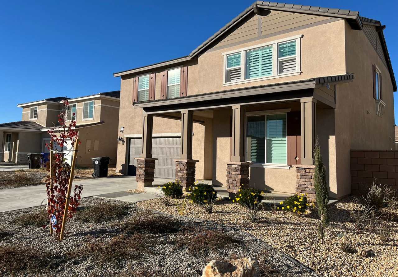 Stunning 4 Bedroom 3 Bathroom Home in Victorville!!