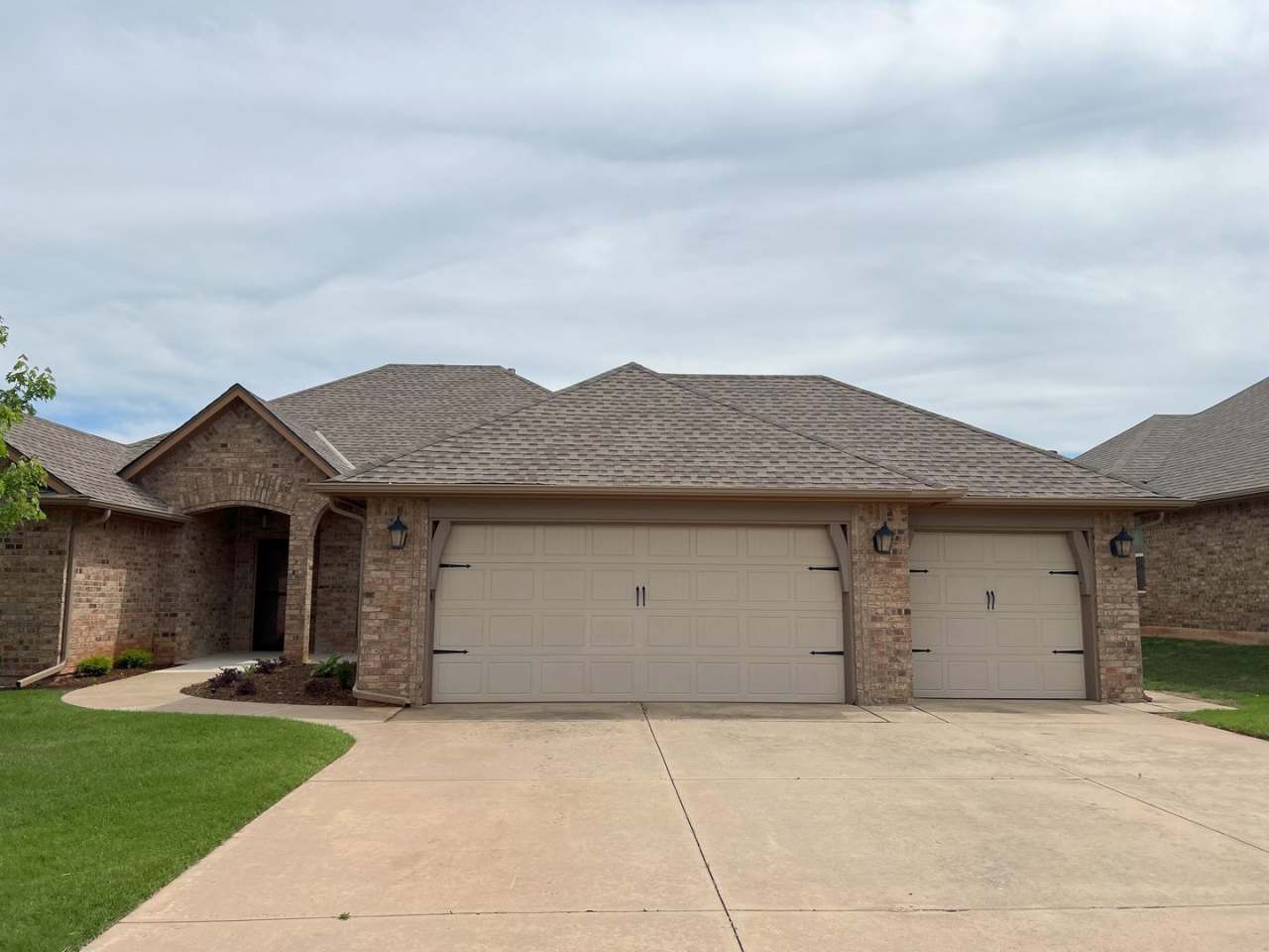 (3) Bed/(2) Bath + Study and Safe Room in SE Moore!