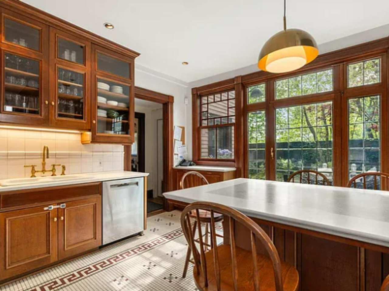 Elegant Brookline Single Fam 5bd/2.5 bath, 6 car parking, private garden