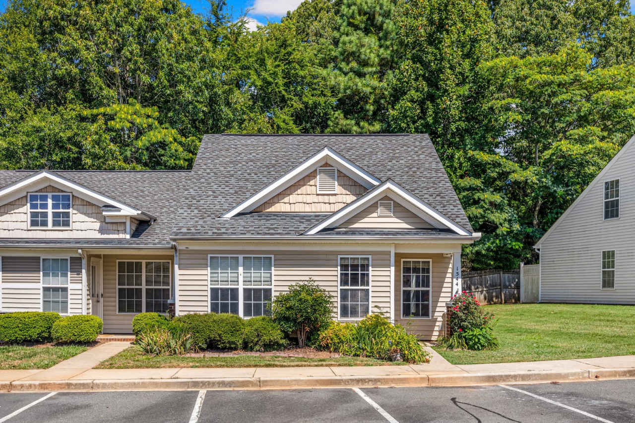 Light and Bright End unit 3 bdrm 2 bath townhome in Olde Towne!!