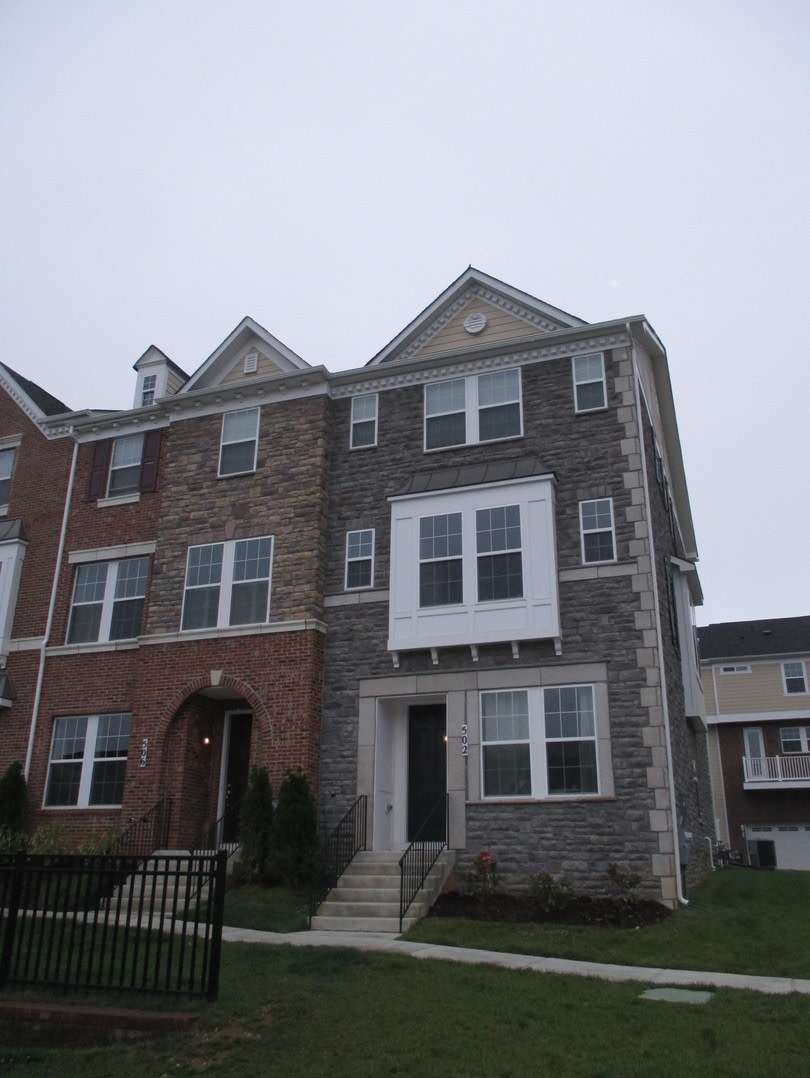 Gorgeous 3 Bedroom EOG Townhome in Gaithersburg!