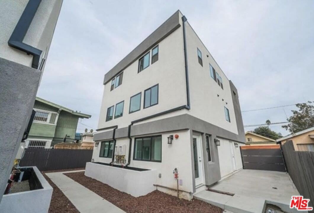 4112 S Normandie Ave