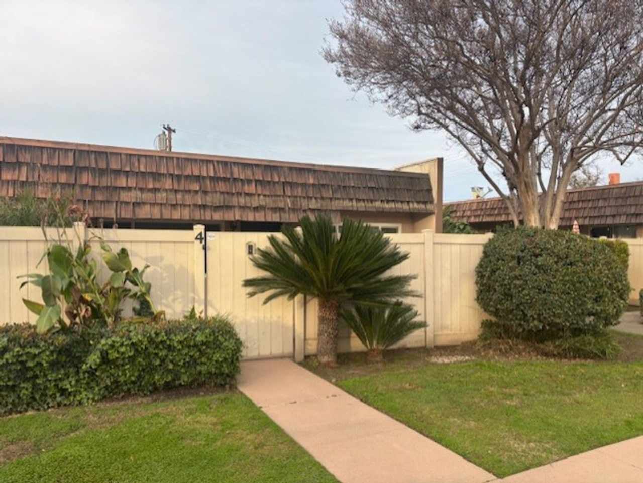 Clean 2 Bedroom / 1 Bathroom Condo Near Stockdale Hwy  Real Rd.