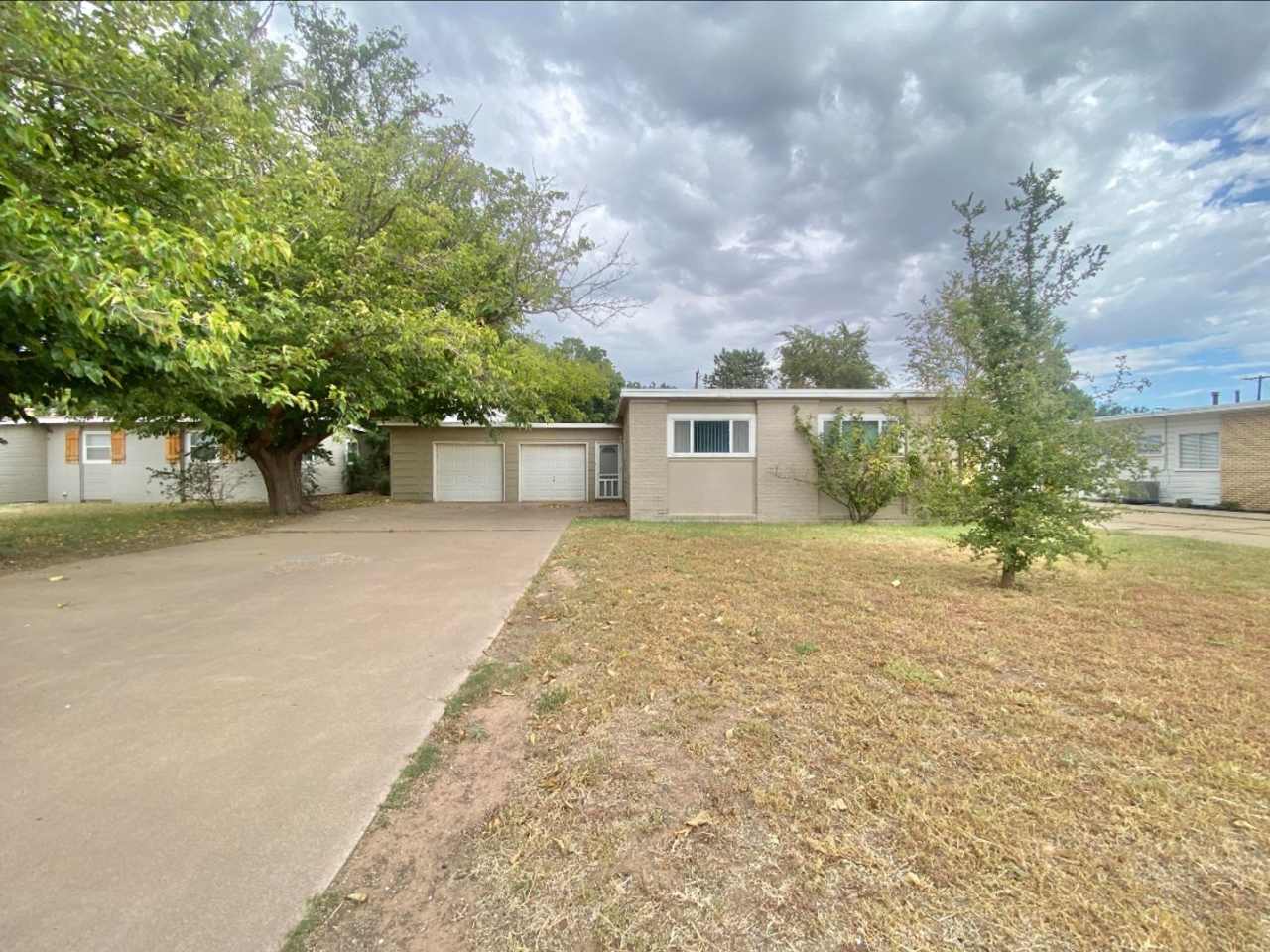 3 bed 1 bath 2 car garage now available in the medical district