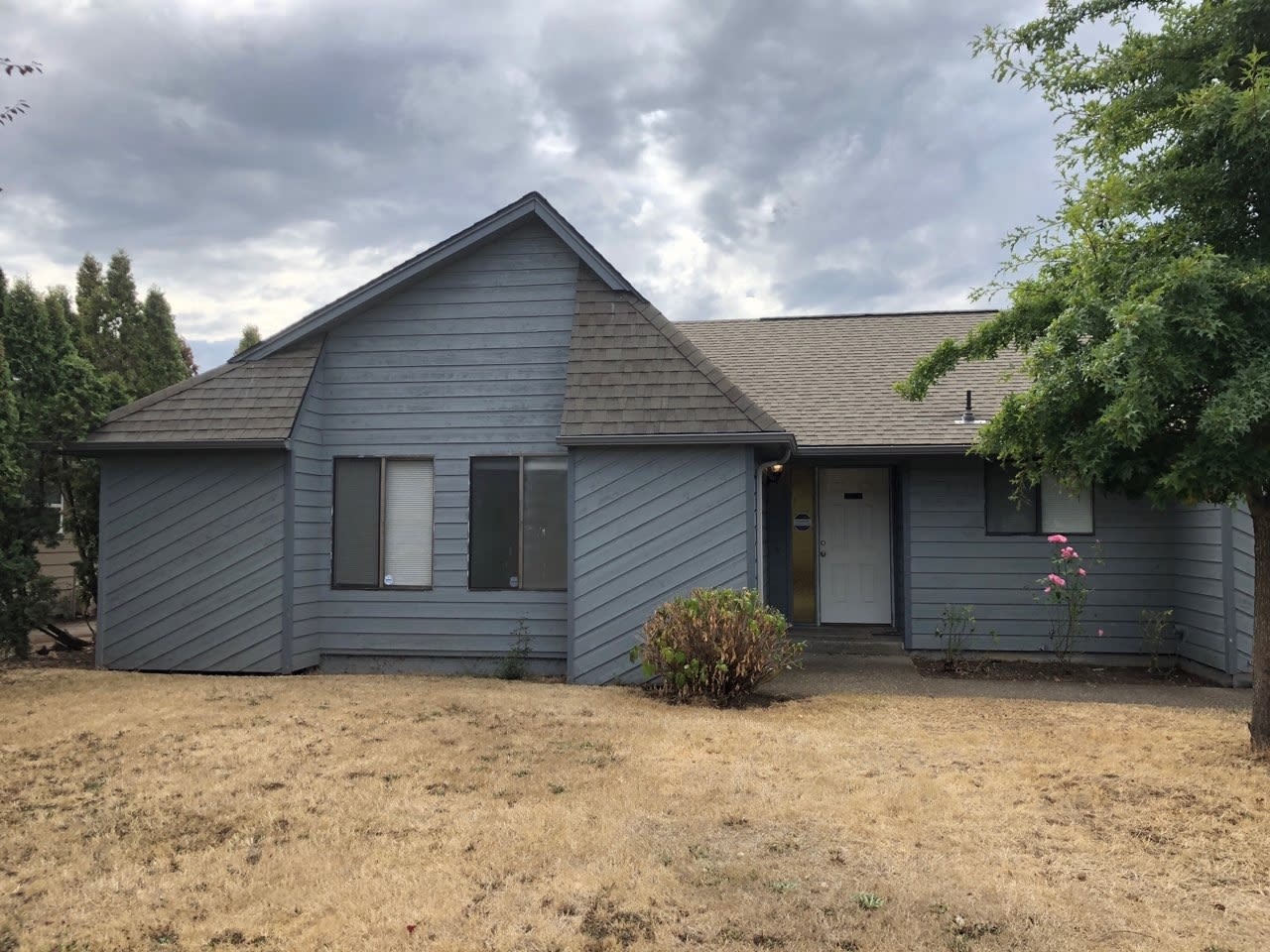 Beautiful 3 Bedroom, 2 bathroom House in Great Quiet Neighborhood.