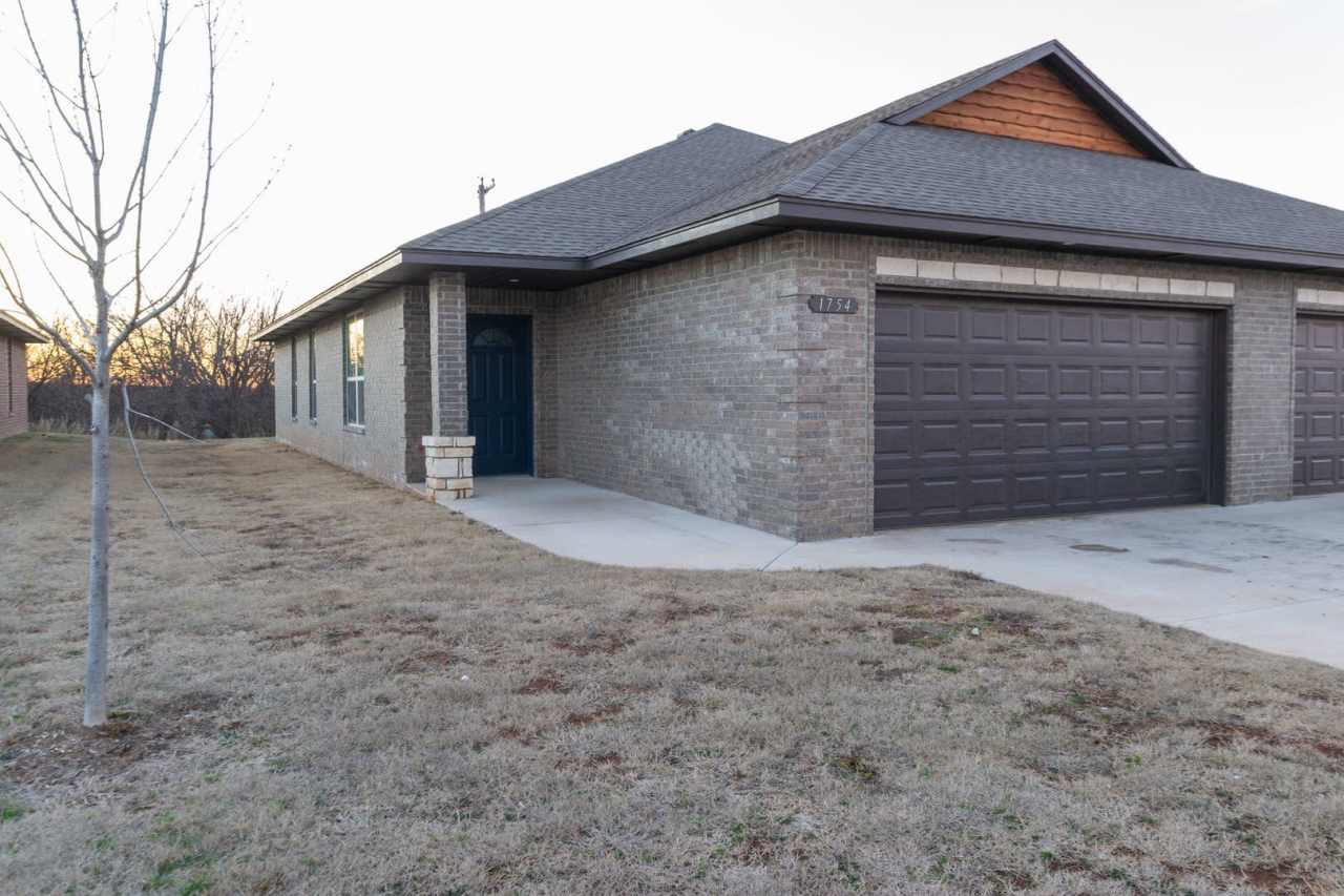 3-Bed, 2-Bath Duplex with Waterway Views - Prime Location off I-40 in El Reno!