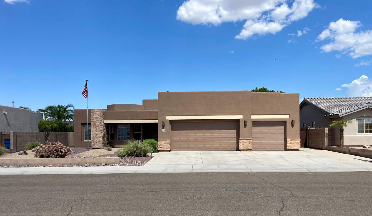 4 car garage Home in Estrella @ Mesa Del Sol