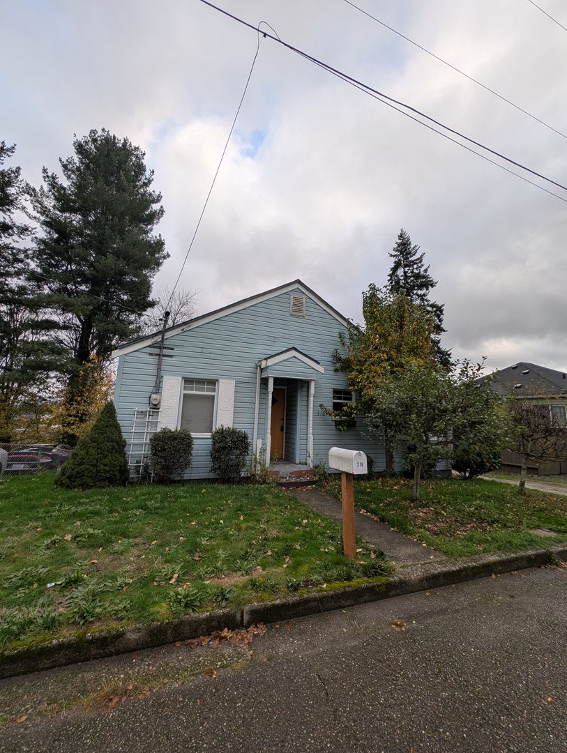 Quaint 2 Bedroom in Navy Yard City - TONS of Extra Space! Available Now!