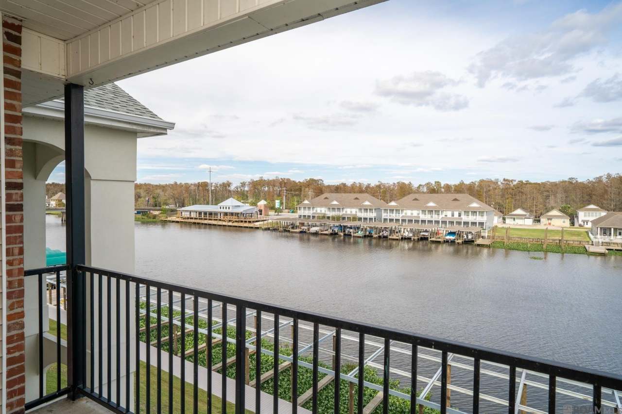 12389 River Highlands