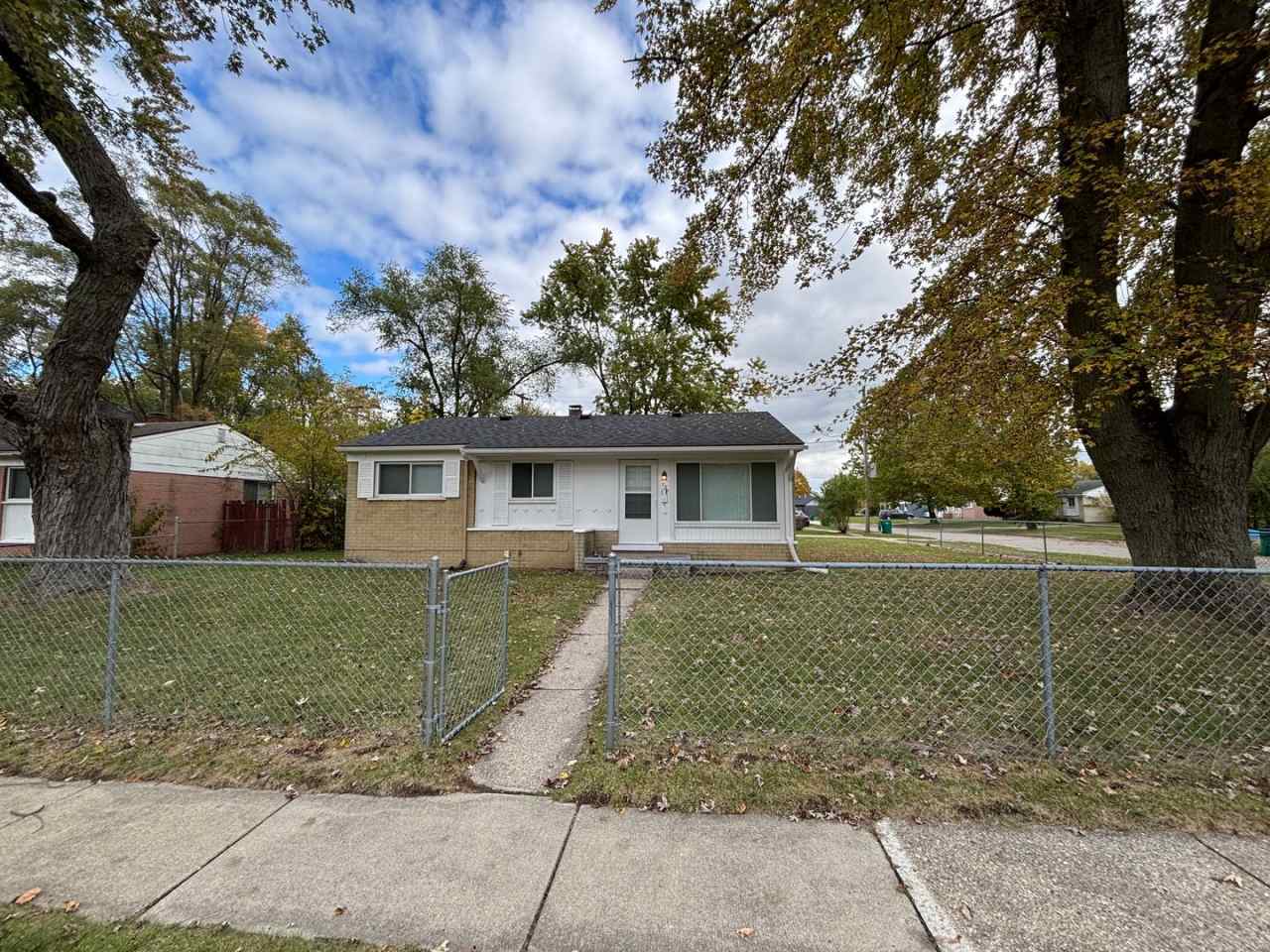 Charming 3-Bedroom Home on a Corner Lot in Ypsilanti!