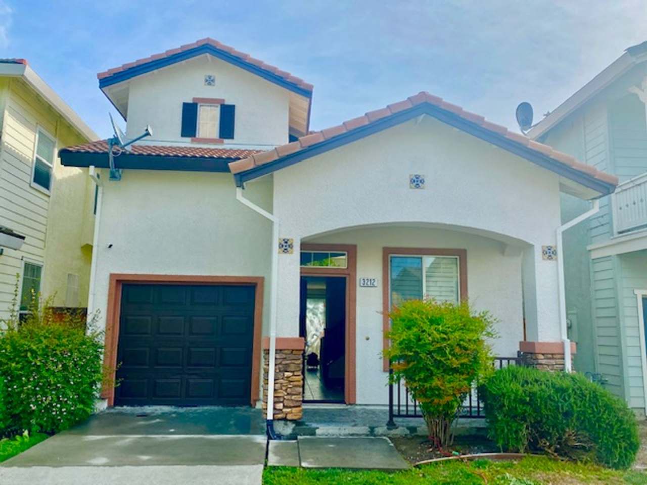 NEWLY PAINTED 2 BED, 3 BATH HOME IN NORTH NATOMAS
