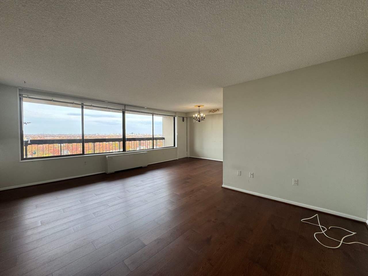Bright and Spacious 1 Bed 1 Bath Condo With Balcony In Desired Skyline Plaza