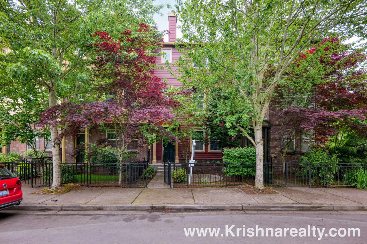 Orenco Gardens Townhome: 2BD, 2.5BA, 2-Car Garage | Near Nike  MAX