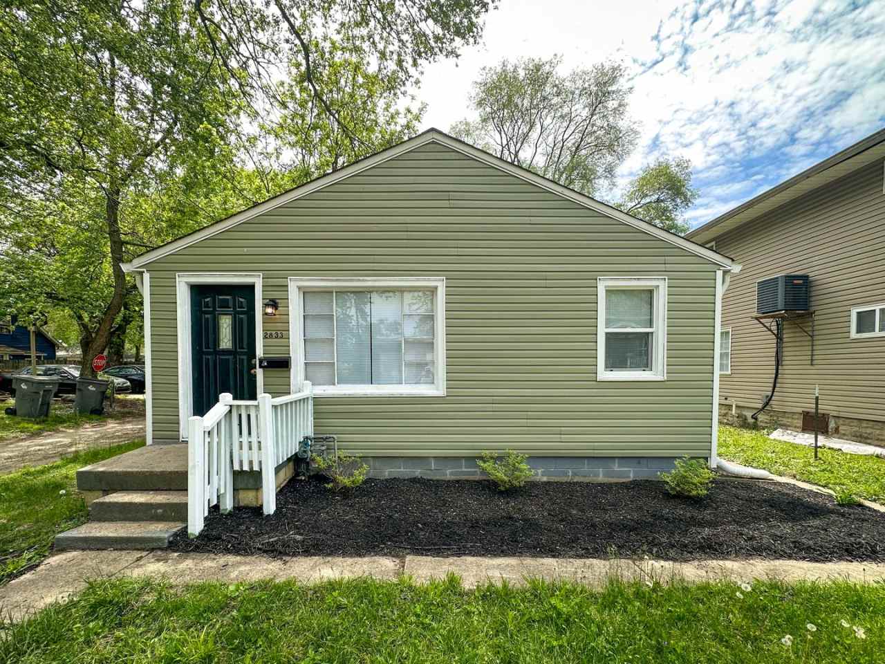 2833 E Vermont - $1,150/mo.