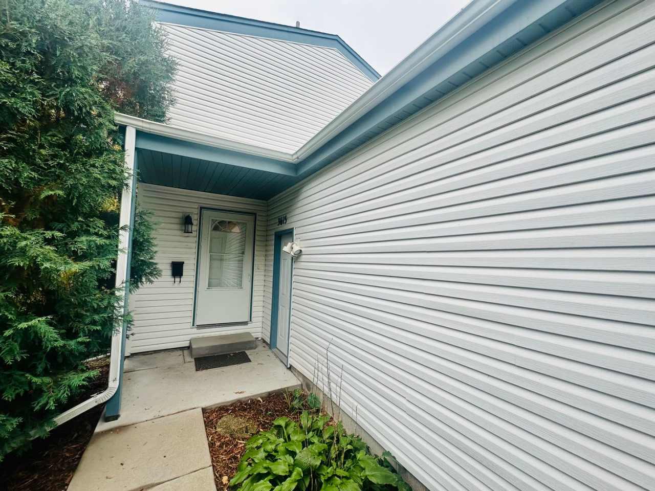 Beautiful 3-Bedroom Single Family Home with 2-Car Garage in Northeast Minneapolis