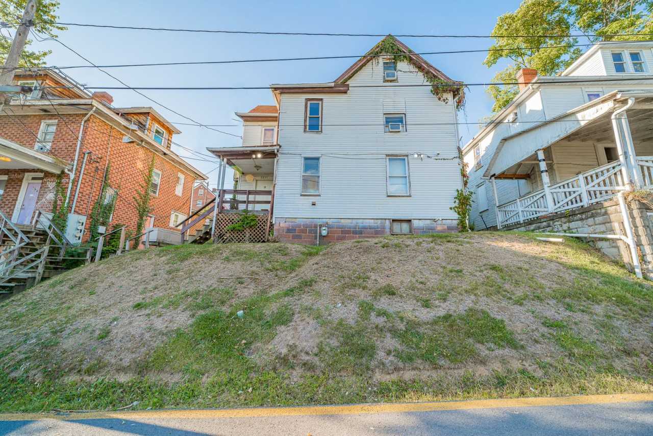 5 Bedroom/ 2.5 Bathroom Big House -Near WVU Main Campus/ Downtown - Available 05/29/2026