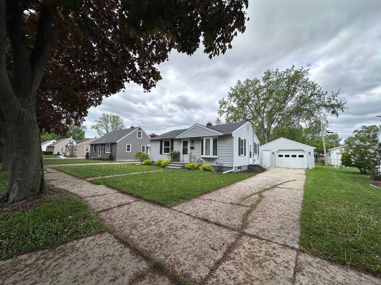 SPACIOUS 2 BEDROOM 1 BATH HOME