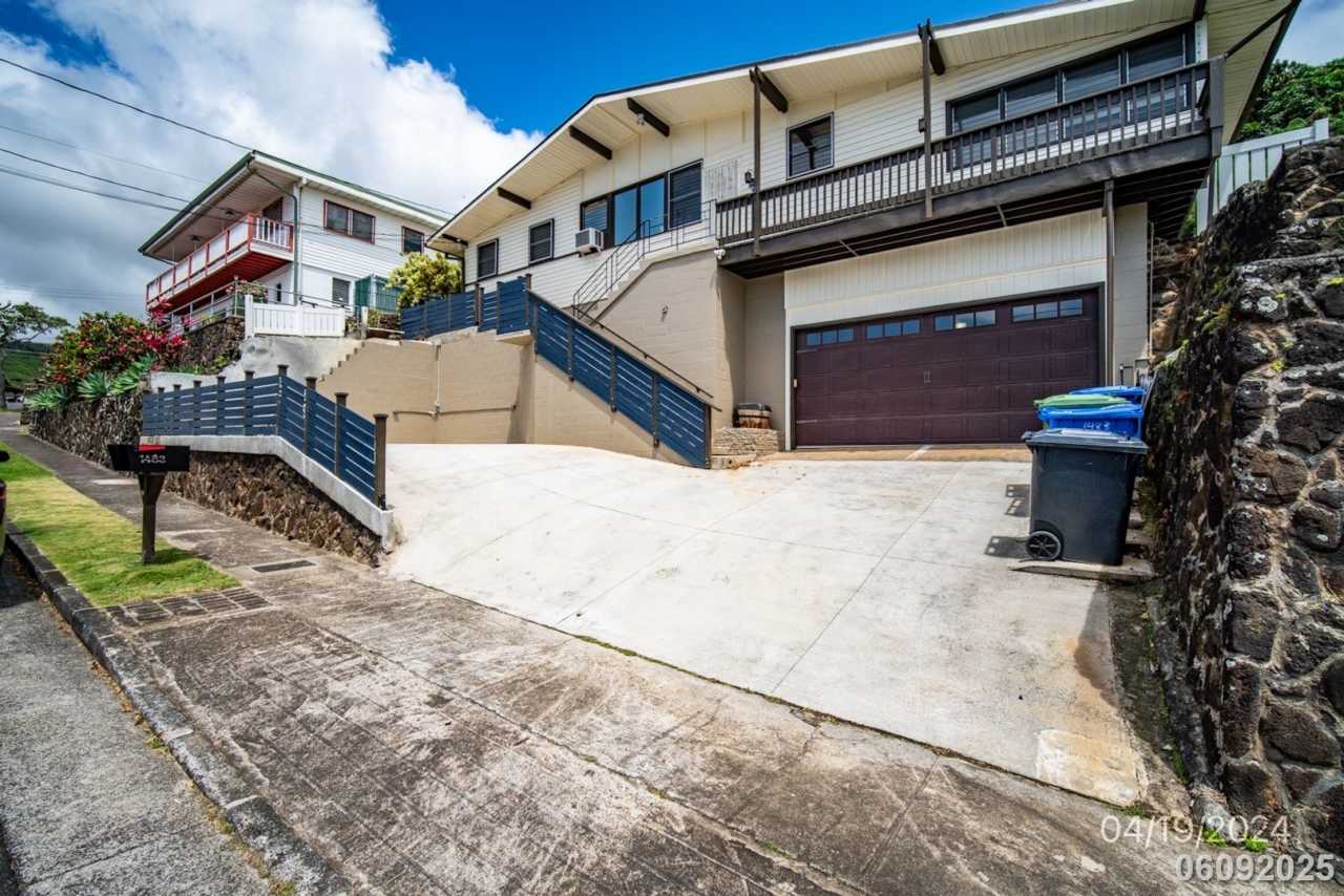 MOANALUA GARDENS 3BR/2BA/1 Assigned parking, plenty of street parking.