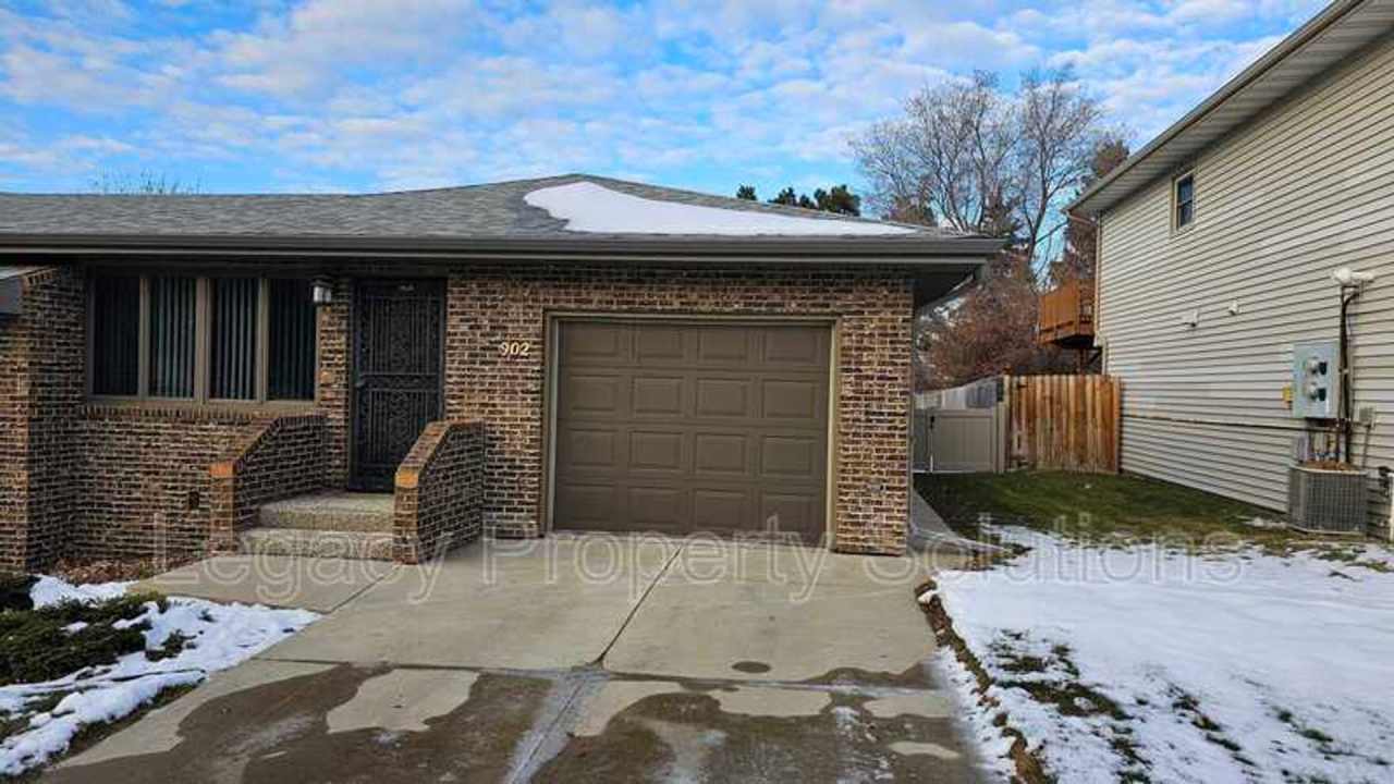 Modern Twin home in North Bismarck – Convenient Location  Comfortable Living!