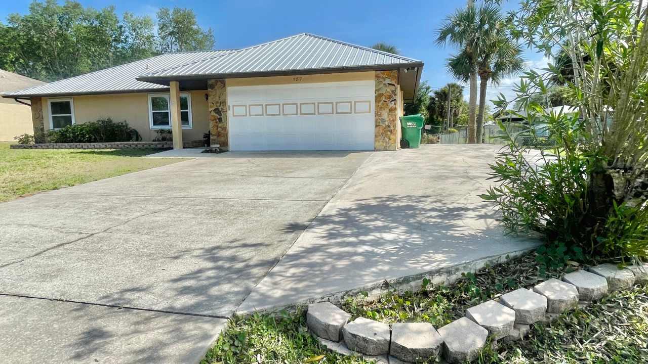 Available monthly Rental SEP 2025 in heart of Sebastian