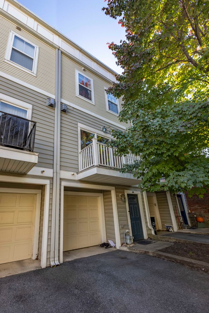 Charming 2Bed/2Bath w/ Den in Butchers Hill - Garage Parking!