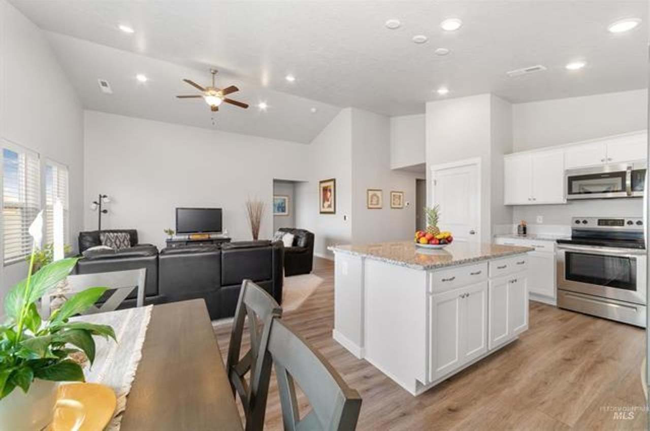 $500 OFF OCTOBER RENT!