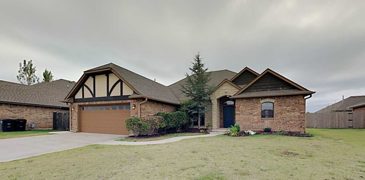 Beautiful 3 Bed 2 Bath Home in Moore Schools - Storm Shelter