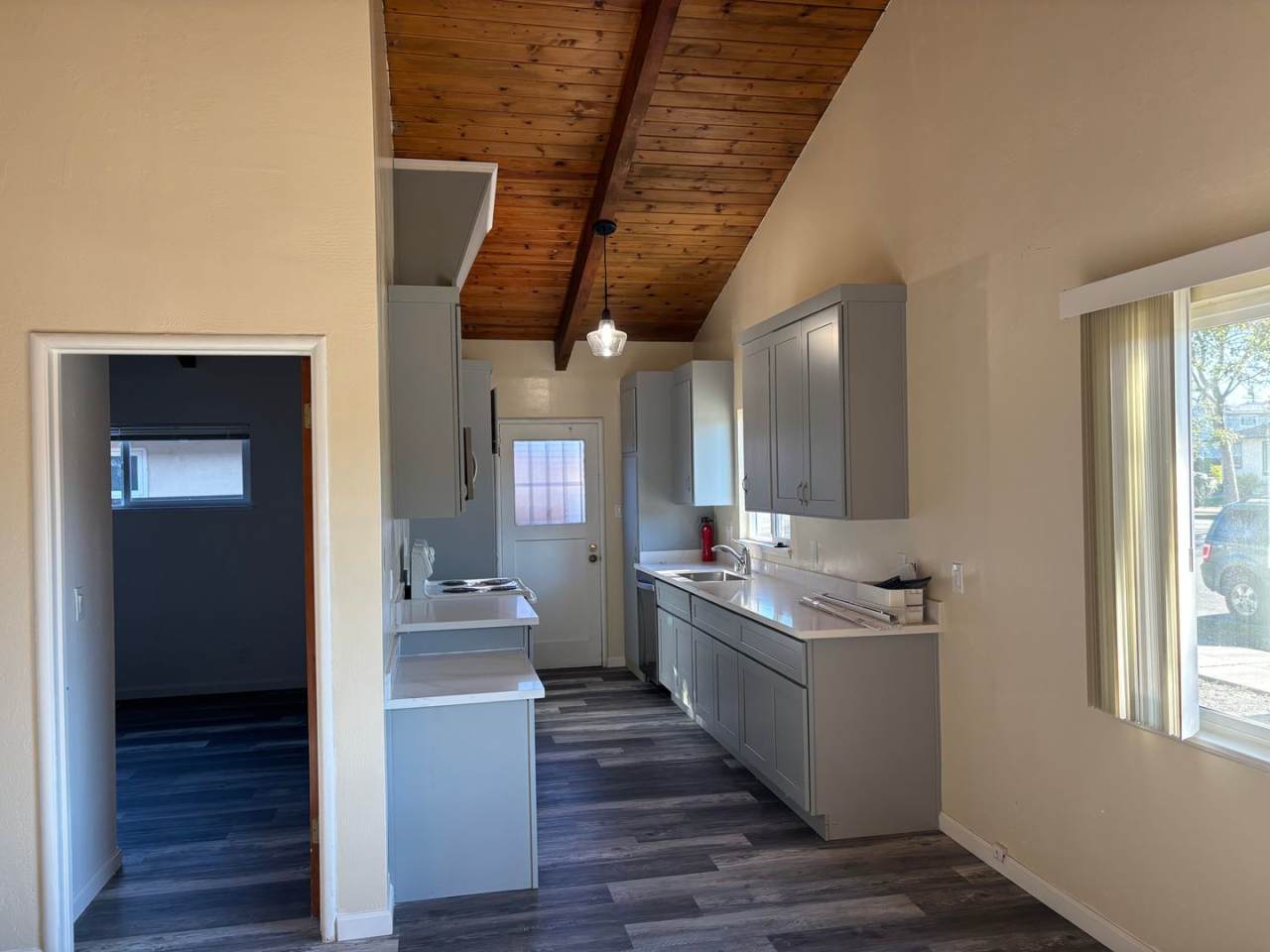 LOCATION DIVINE..ONE BEDROOM ONE STORY ADORABLE UNIT.