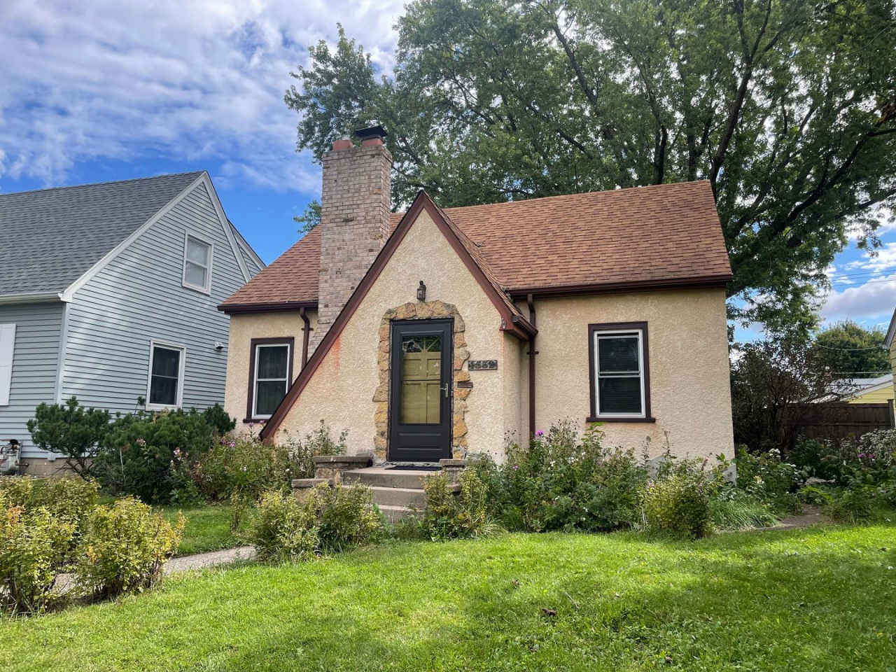 The Cutest 3-Bedroom Tudor - One Block From Como Golf Course