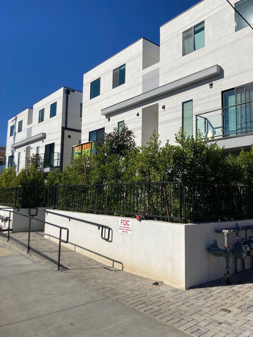 (6115) 14645 Vanowen St.