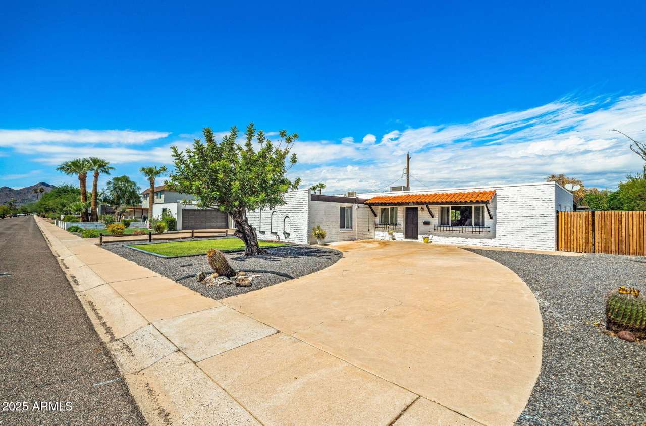 8326 E CRESTWOOD Way