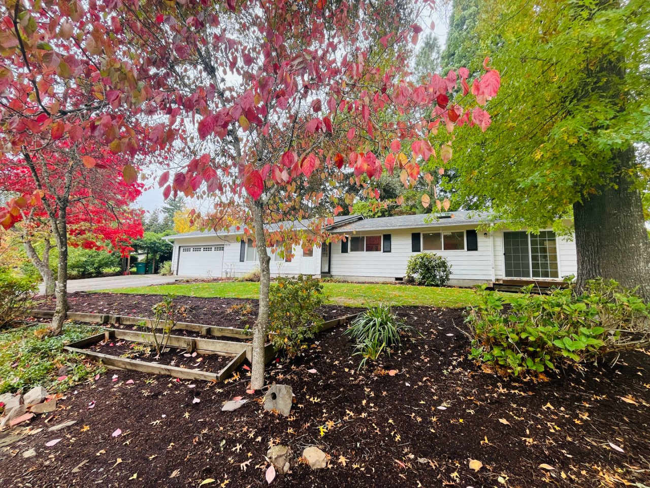 Charming One-Level Home in Garden Home — Near Washington Square  Trader Joe’s! Landscaping Included + Half Off First Month’s Rent!