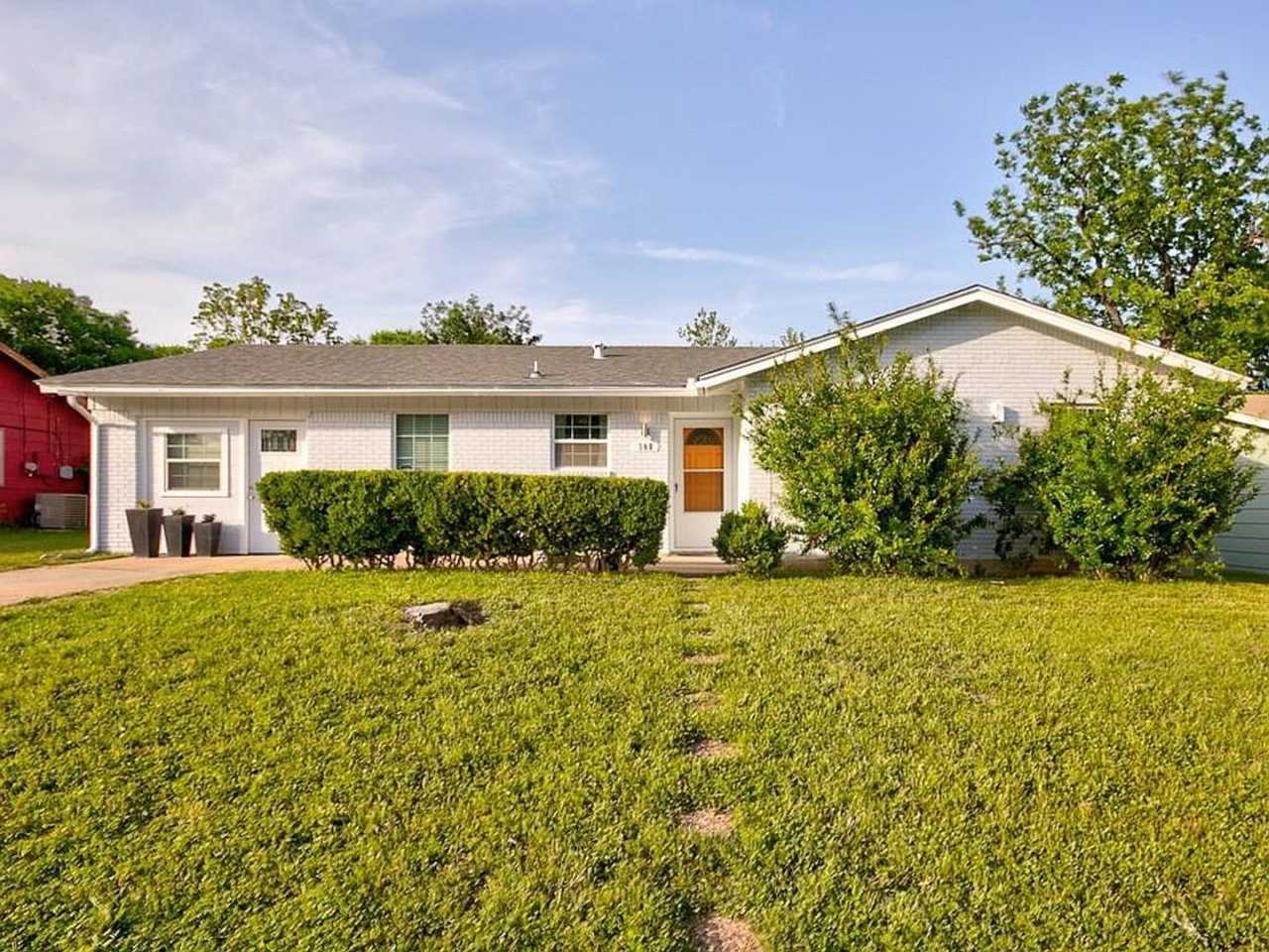 Single Story, 3 Bedrooms and 3 Bathroom Single Family Home for Rent in North Austin, Easy Access to I-35 and N Lamar.