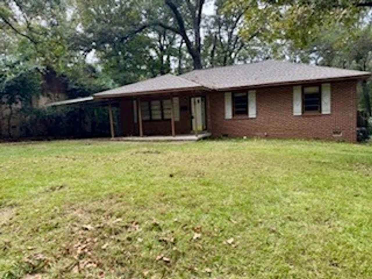 Available Now!! Lawn service included**