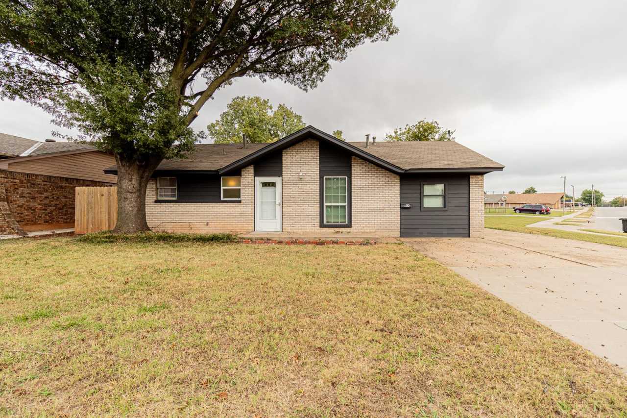 4 Bed | 2 Bath | 1 Garage + 4 Driveway Spots | 1,650sq ft – Moore School District - Half off on the first month's rent!