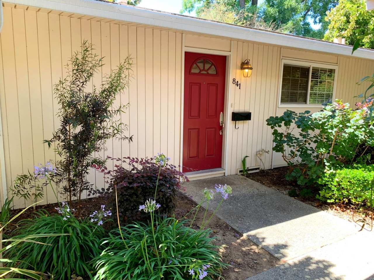 Beautiful Pleasanton 2 Bedroom, 1 Bath Condo