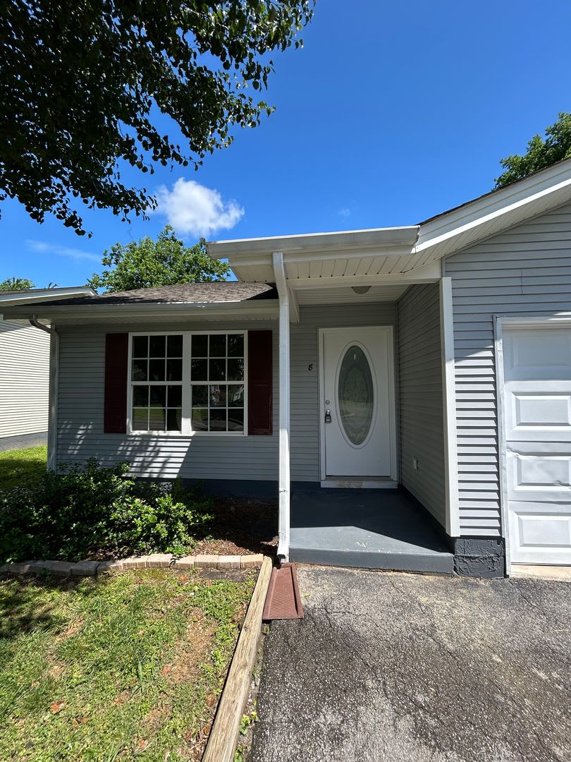 Charming 2 Bed, 1 Bath, 1 Car Garage, Covered Patio in Private Neighborhood!